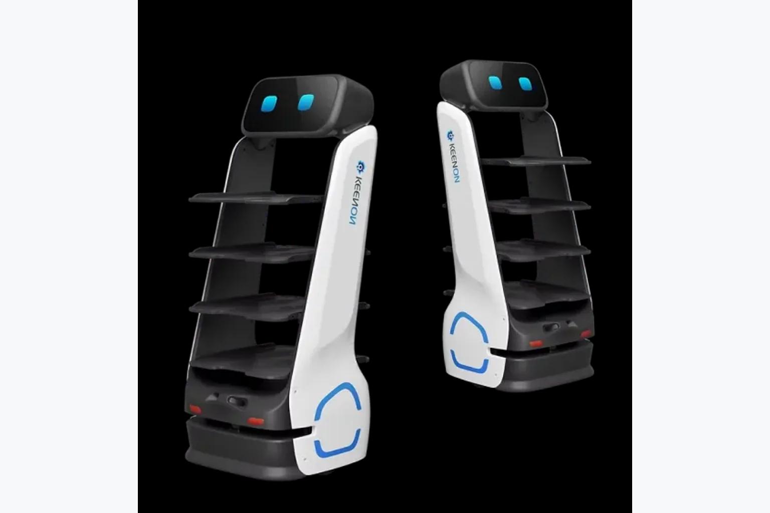 Робот уборщик Keenon DinnerBot T9 в работе
